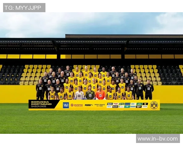 拜仁慕尼黑25-26赛季全家福展现新援风采与德超杯沙拉盘荣耀